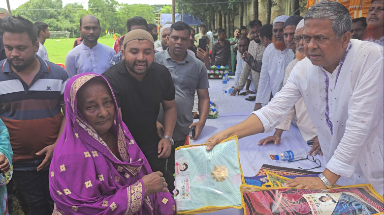 শ্রীপুরে খালেদা জিয়ার জন্মদিনে দোয়া, দুস্থদের মধ্যে বস্ত্র বিতরণ