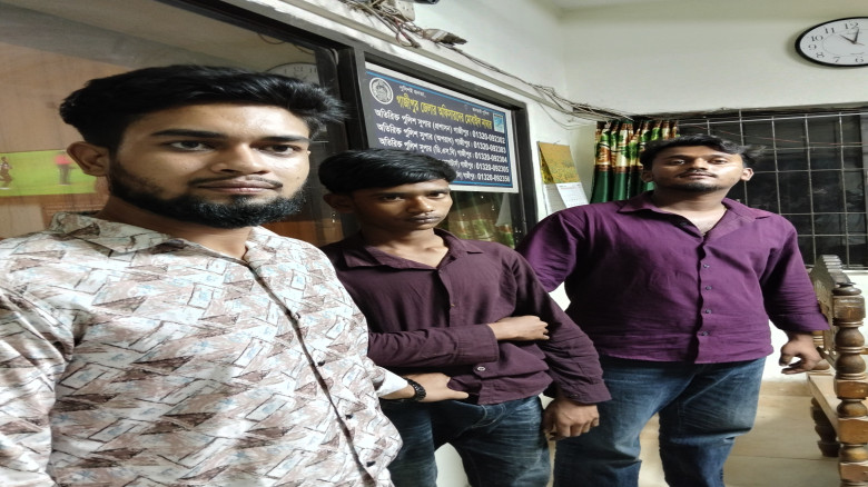 শ্রীপুরে জনতার হাতে ধরা ৩ ছিনতাইকারী, পুলিশের কাছে হস্তান্তর